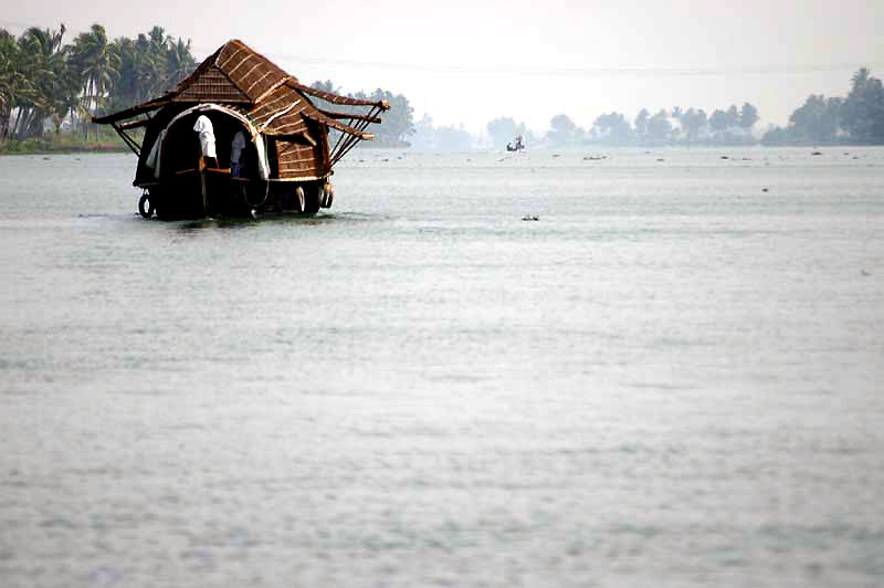 IND6950_kerala_backwaters