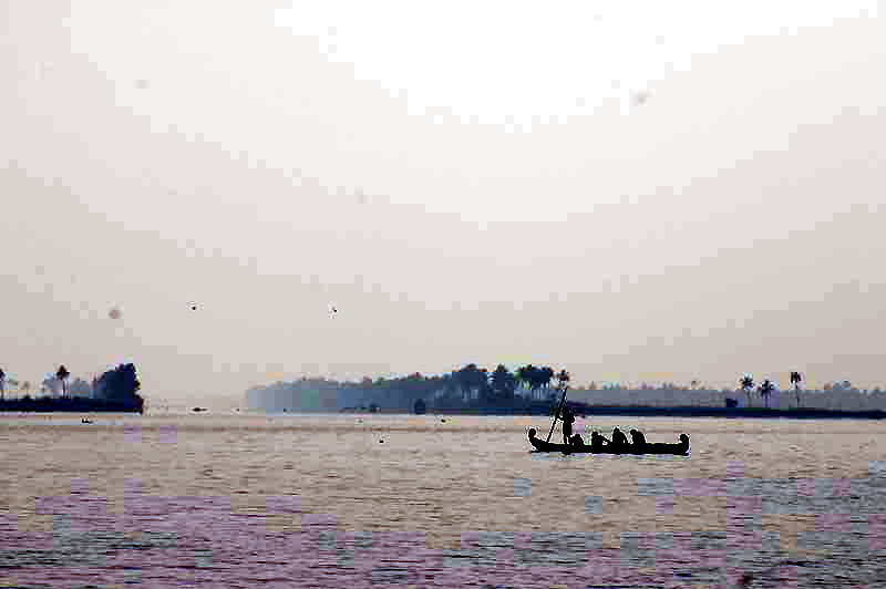 IND7012_kerala_backwaters