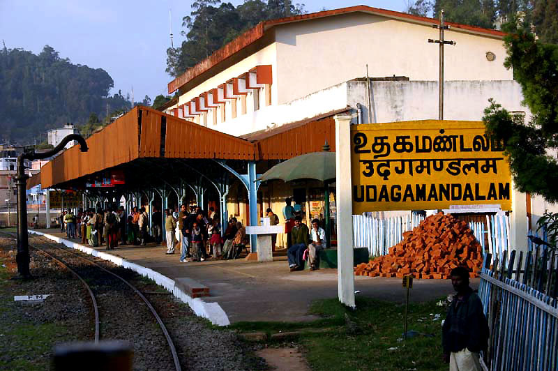 IND7188_train_railway